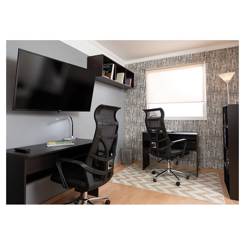 Silla ejecutiva negra con base metálica