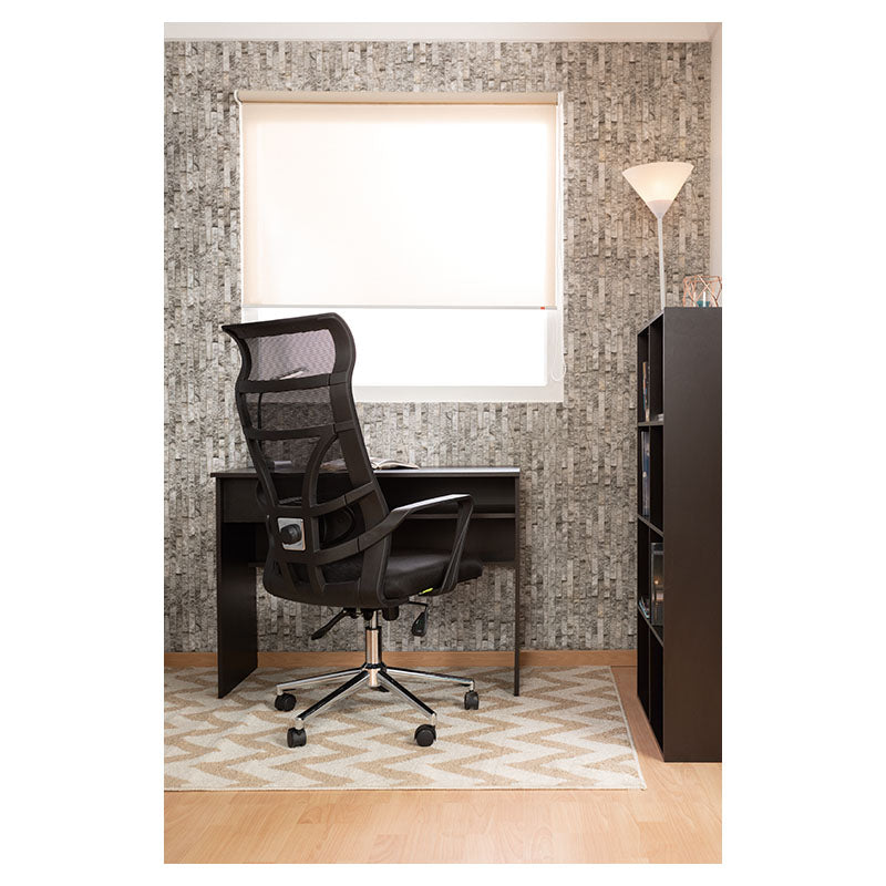 Silla ejecutiva negra con base metálica