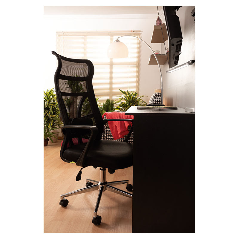 Silla ejecutiva negra con base metálica