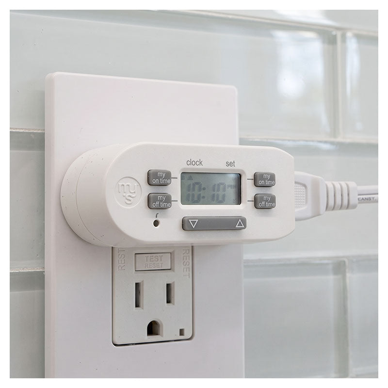 Easy-to-program timer with one polarized outlet