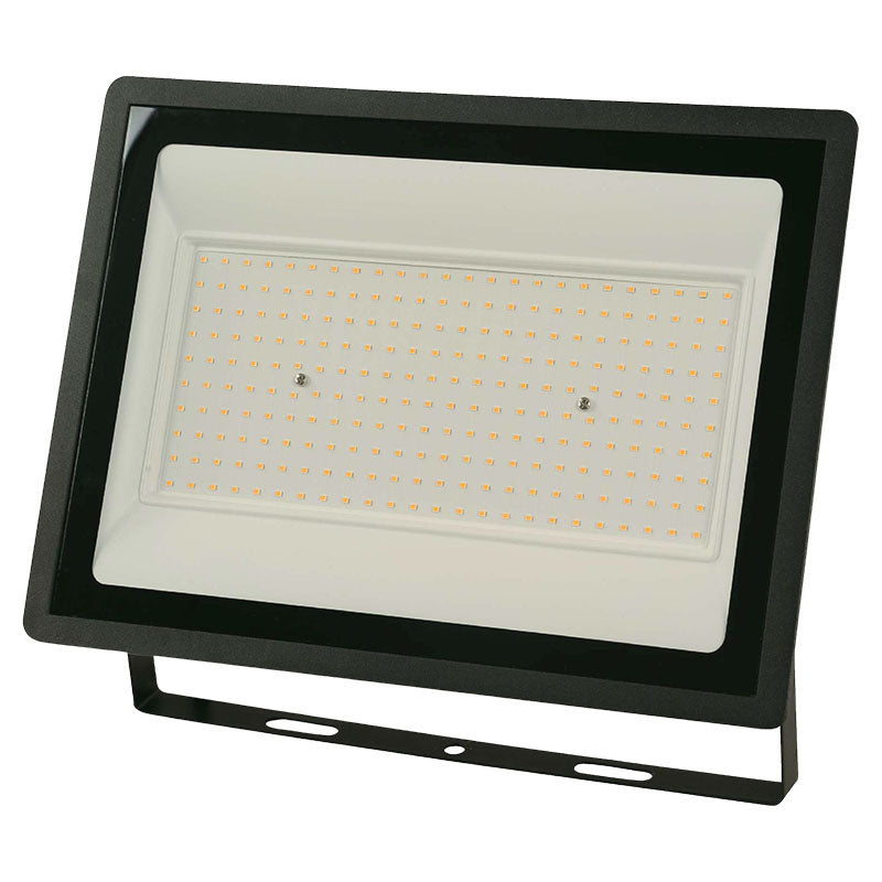 General Lighting 150W LED outdoor floodlight, warm white