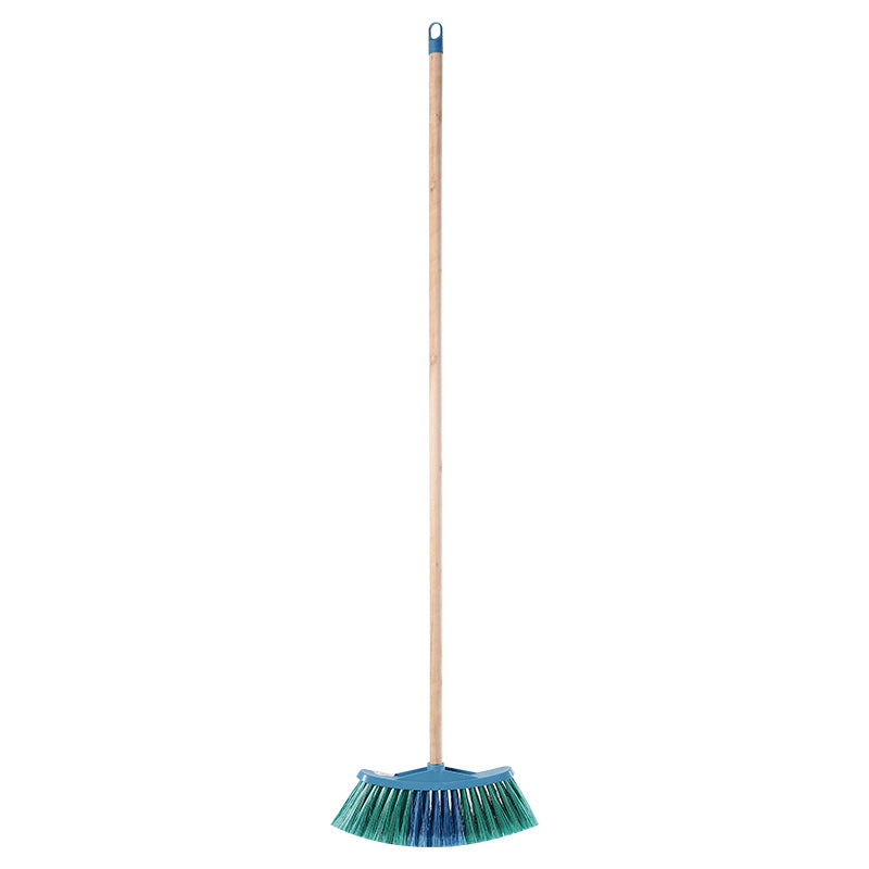 Escoba mediana económica palo de madera