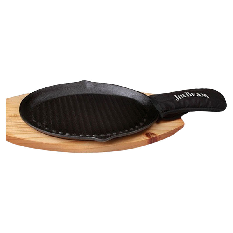 Cast iron skillet with Parawood wooden trivet