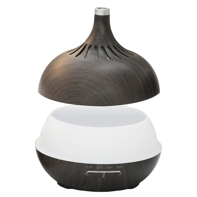 Difusor de aromas ultrasónico plástico con acabado efecto madera en color café con conexión por adaptador eléctrico con iluminación LED ambiental